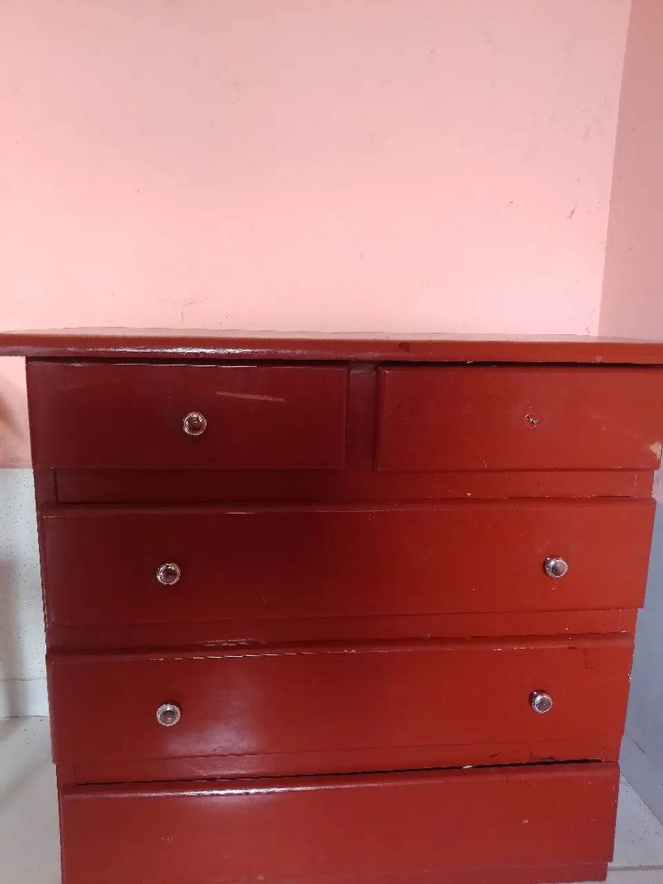 Cômoda vermelha com gavetas