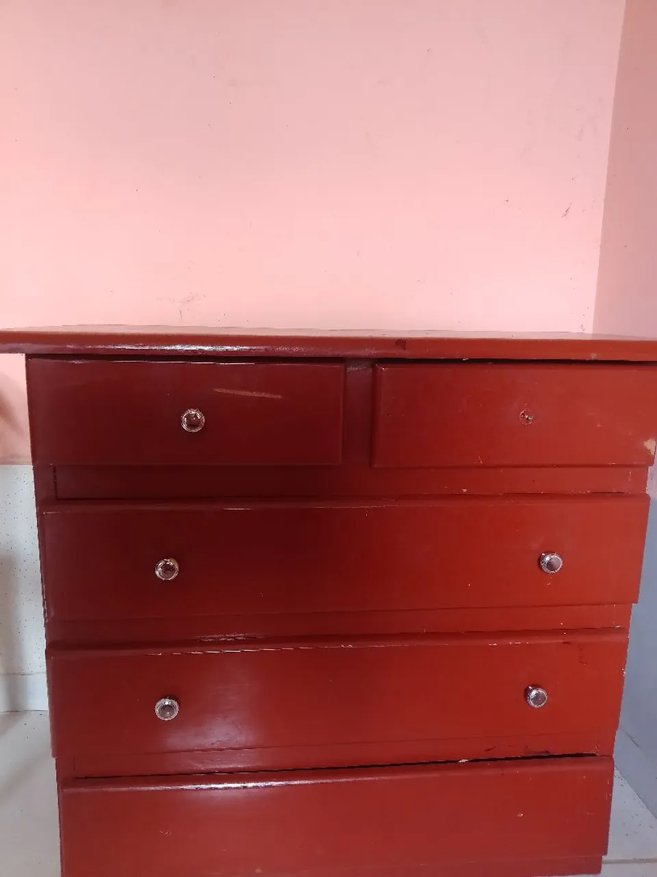 Cômoda vermelha com gavetas
