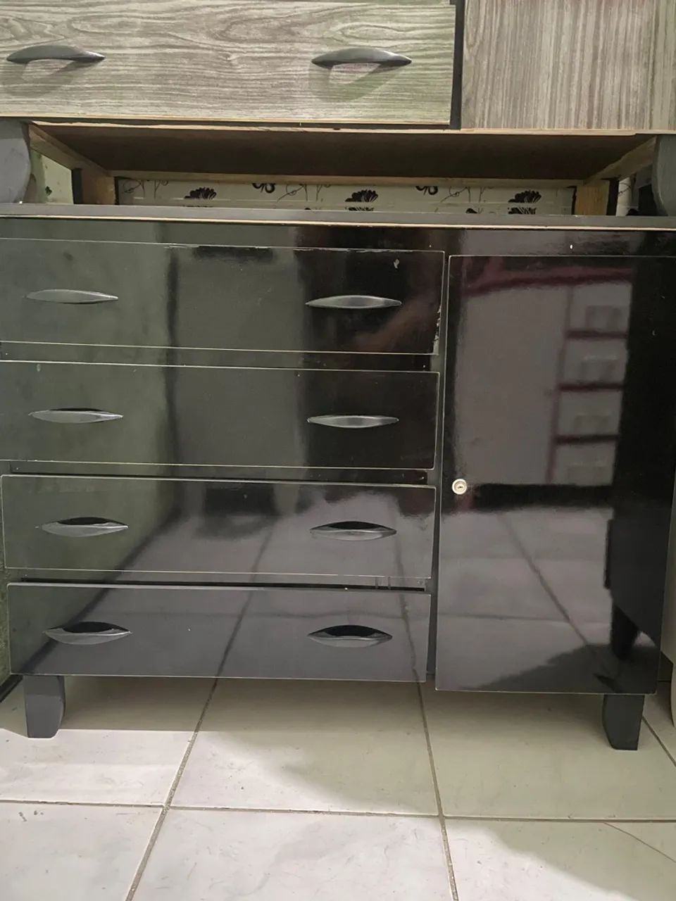 Cômoda preta com gavetas e porta