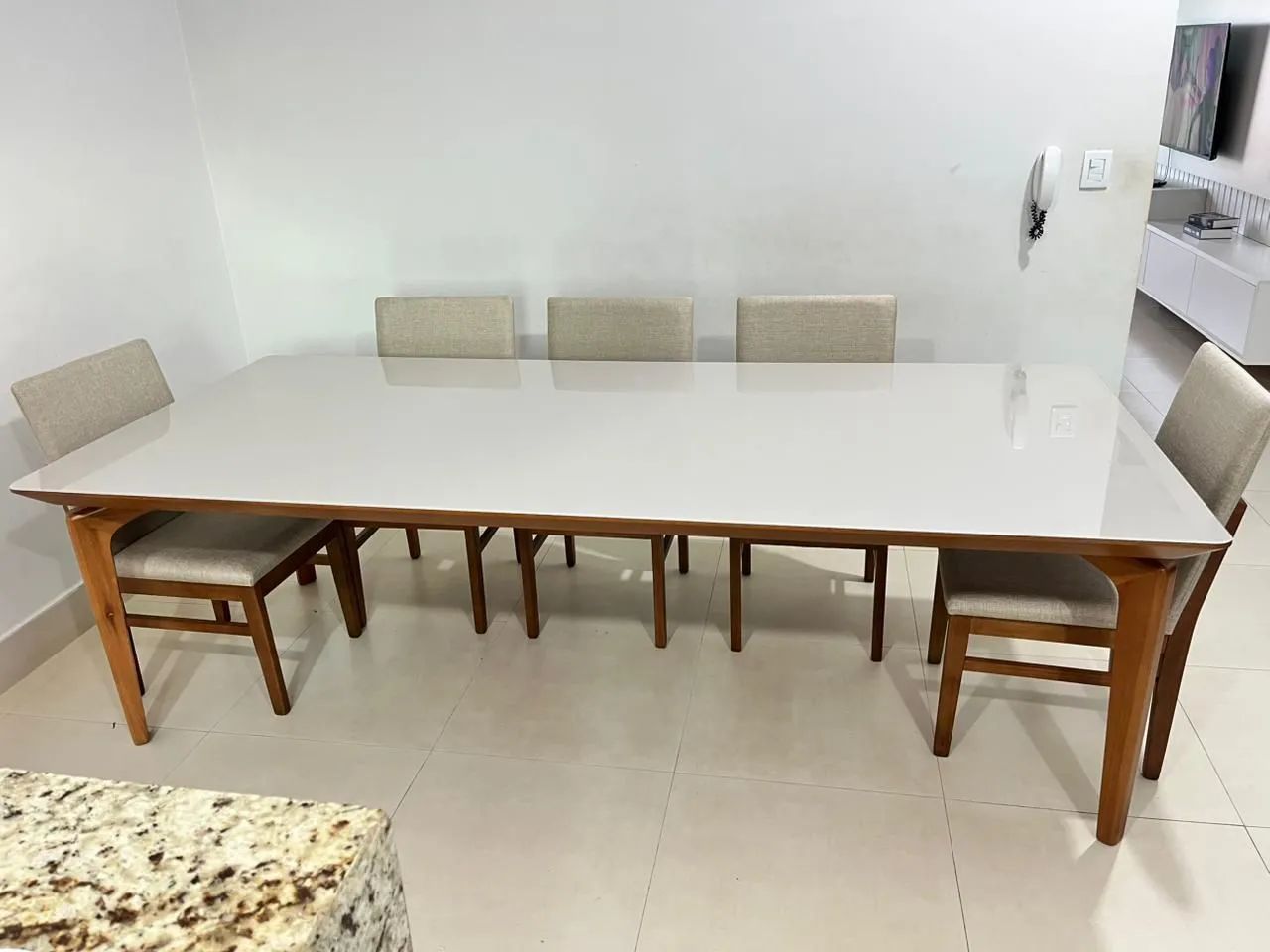 Conjunto de mesa com cadeiras de madeira maciça  - Foto 4