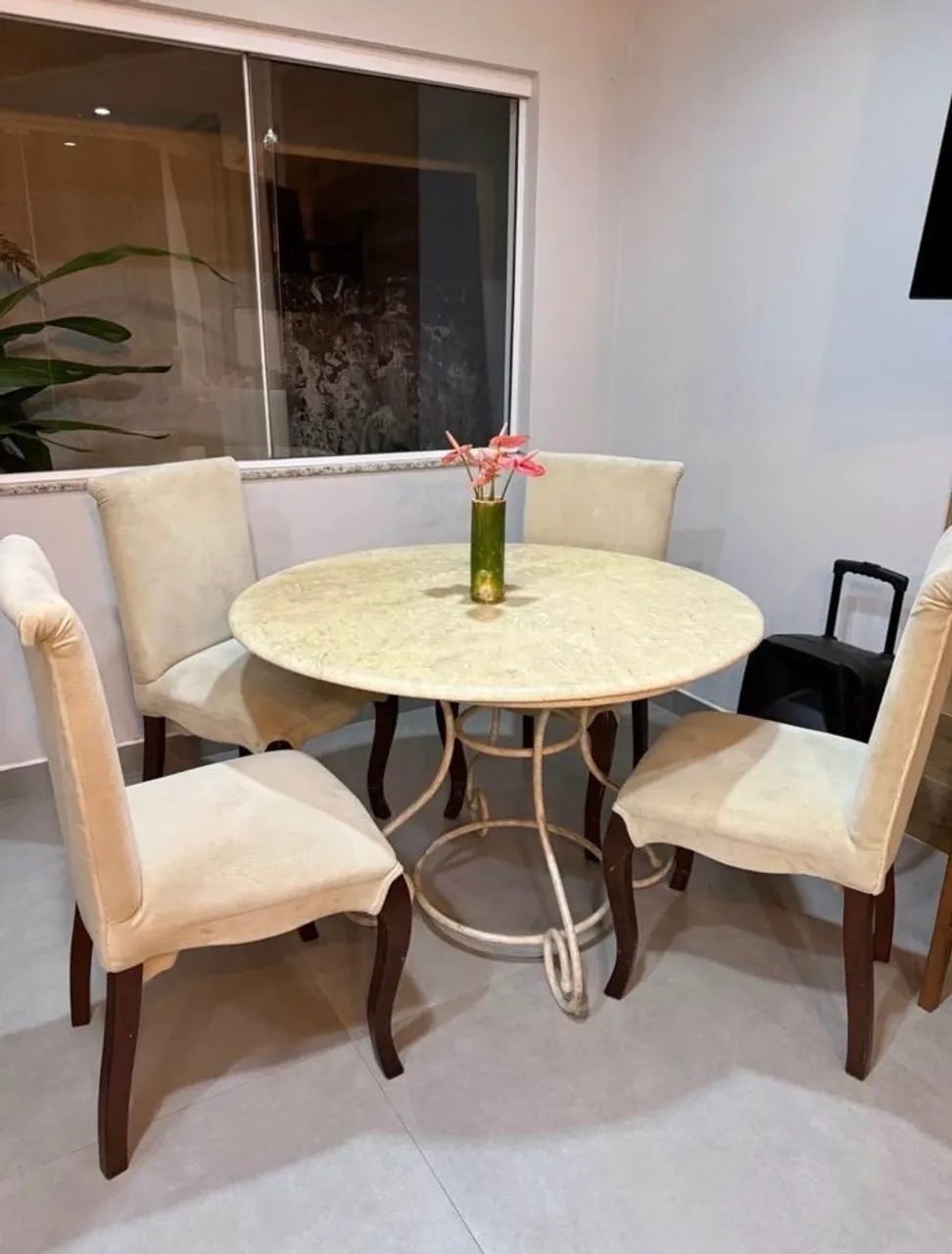 Conjunto de Mesa Redonda com 4 Cadeiras