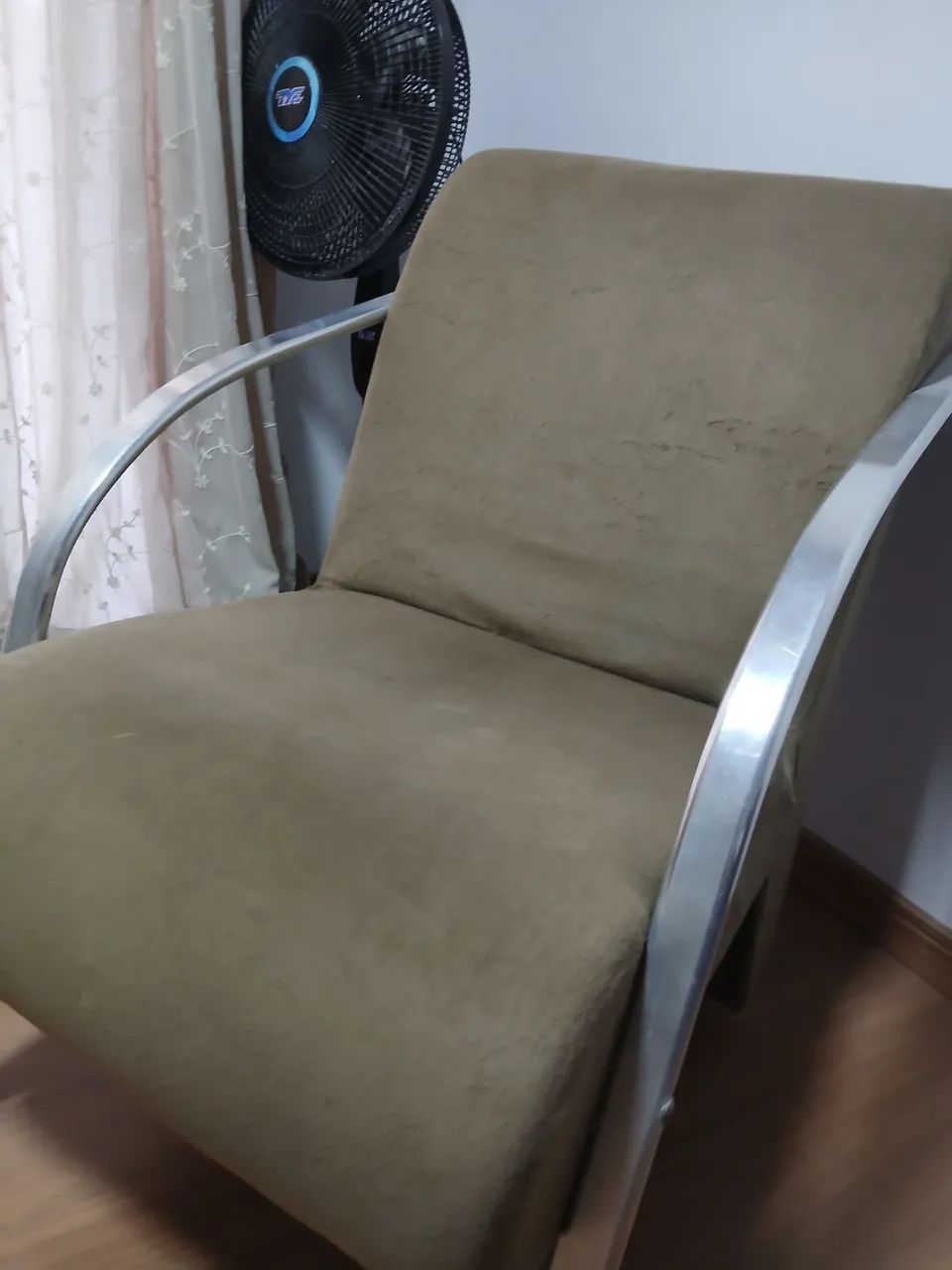 Poltrona confortável com estrutura metálica - Foto 3