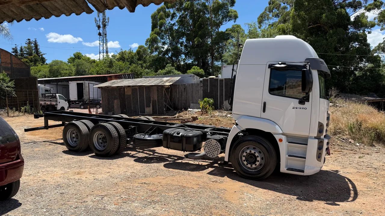 Volkswagen Constellation 24-320 ano 2011  - Foto 4