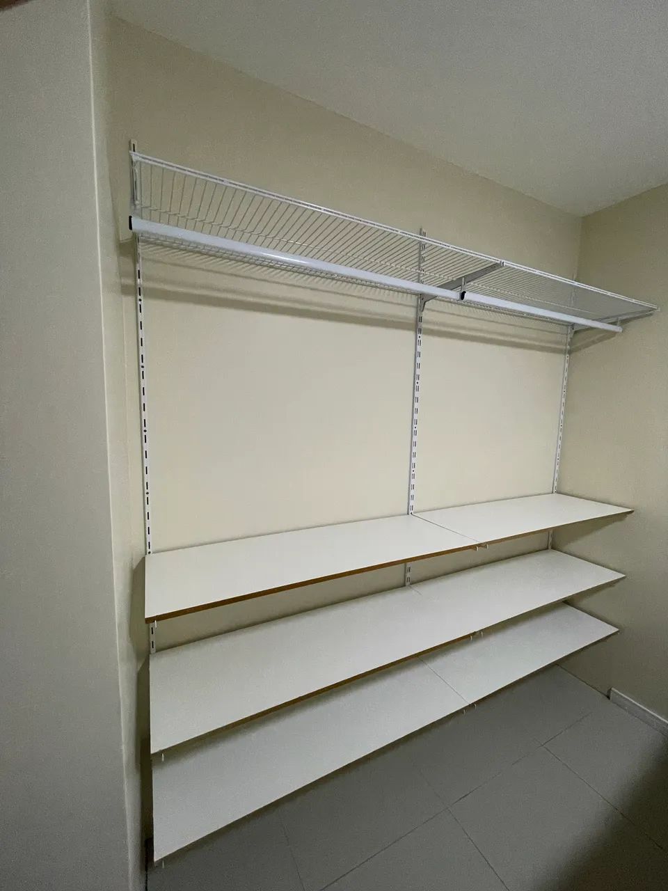 Closet de 2.20m L e 2m A e 2 prateleiras com cabideiro metálico e 6 prateleiras de MDF - Foto 2
