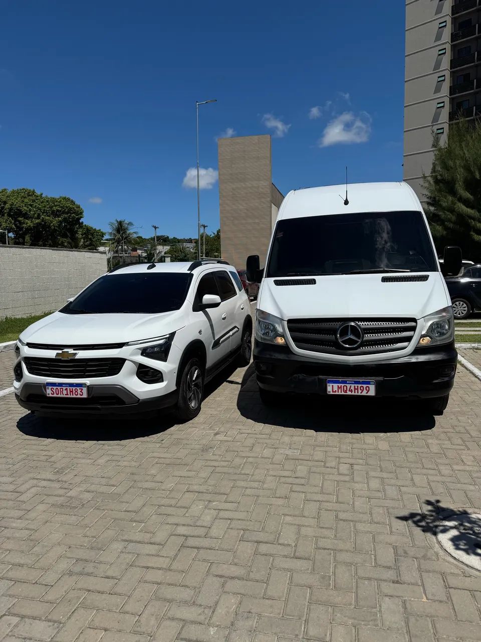 Alugamos van de 20 passageiros e carro executivo de 6 passageiros 