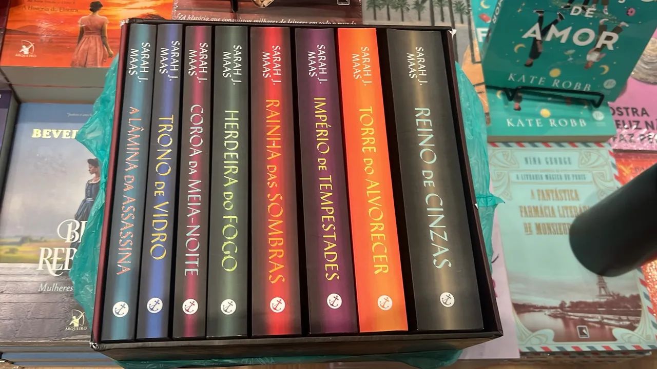 Box de livros da saga Trono de Vidro
