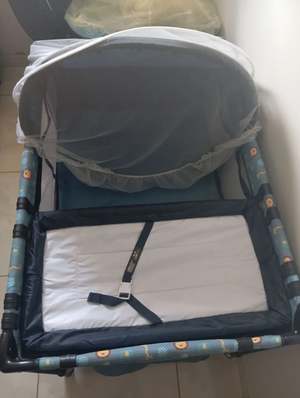 Berço portátil com mosquiteiro
