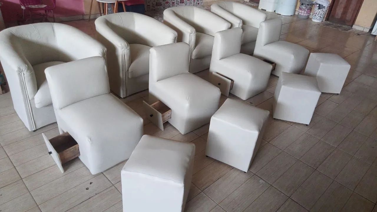 Conjunto de poltronas e puffs