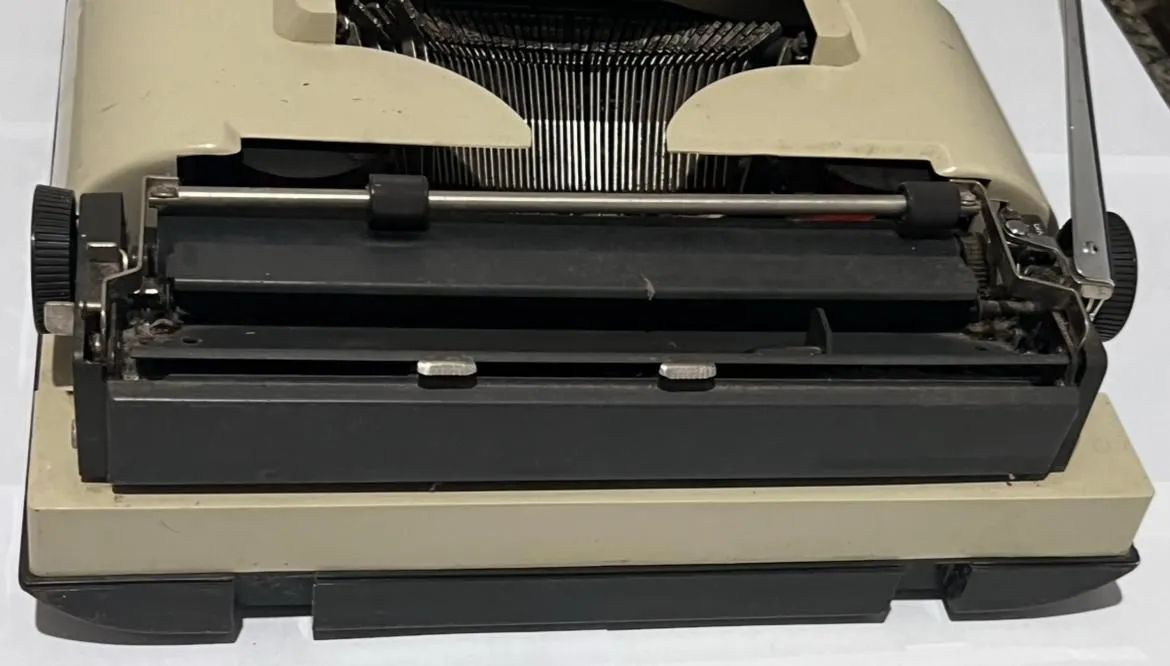 Máquina de escrever - reliquia - Foto 5