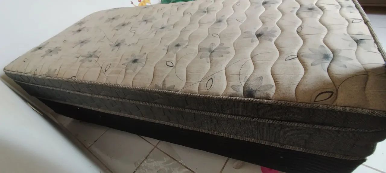 Vendo cama box solteiro 