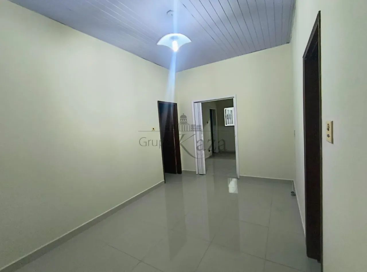 Casa com Edícula - Centro - Jacareí - 3 Dormitórios - 368m².