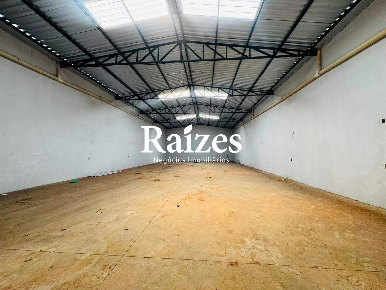 Galpão Comercial de 240m² no Bairro Martins com Pé-Direito de 5m, Porta Automática e 3 Vag - Foto 3