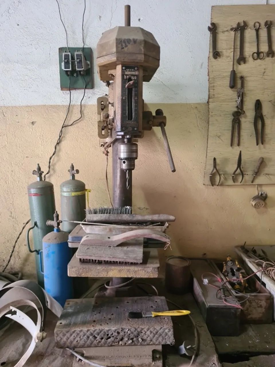 Furadeira de bancada industrial Helmo FB-16, 16 mm, com motor Kohlbach