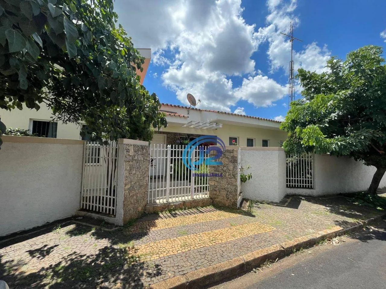 Casa ampla com piscina próxima ao centro