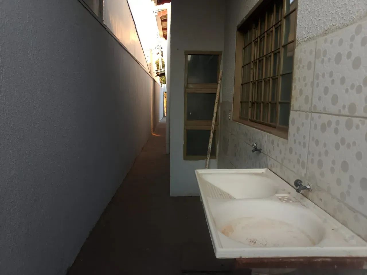 CASA COM DOIS QUARTOS SENDO UM SUITE SALA CONZINHA E GARAGEM - Foto 3