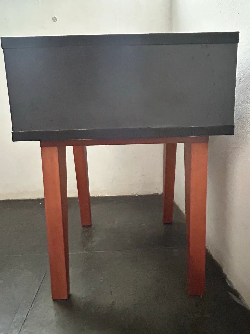 Mesa de Cabeceira - Charmosa e em Perfeito Estado - Foto 2