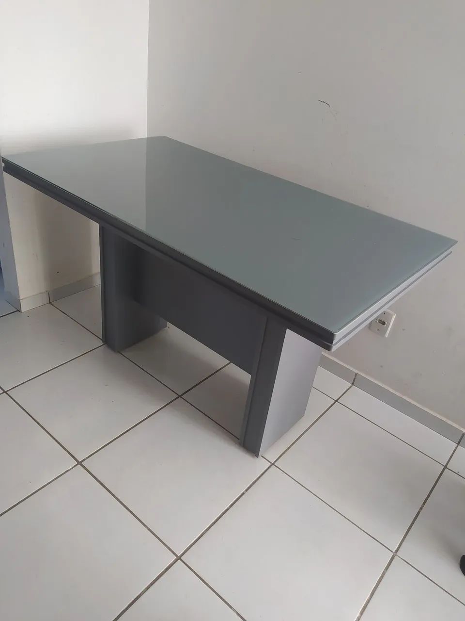Vendo mesa 100% MDF bem conservada tanto com vidro