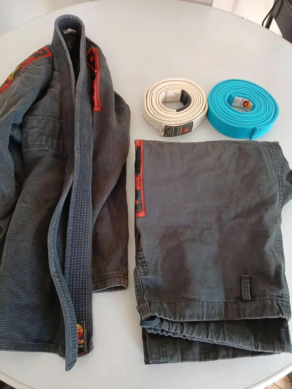 Kimono A3 e faixa branca e azul.