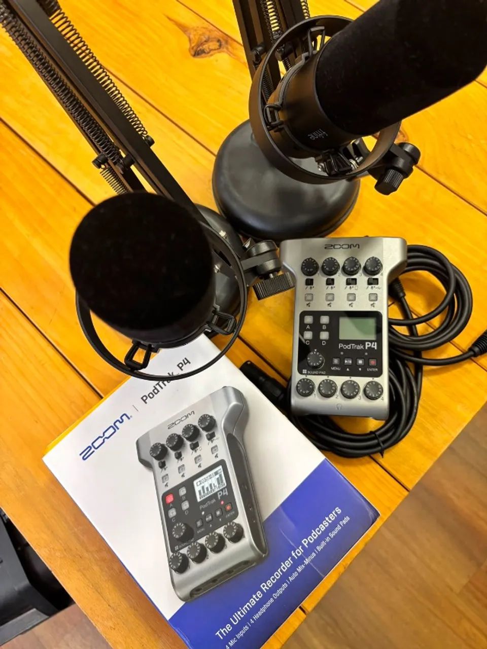 Zoom PodTrak Gravador de Podcast P4 + 2 Microfones Fifine