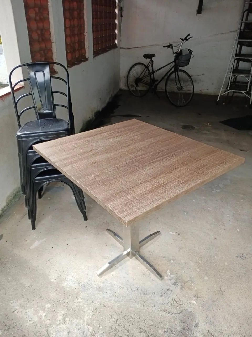 Mesa de jantar quadrada (80 cm)