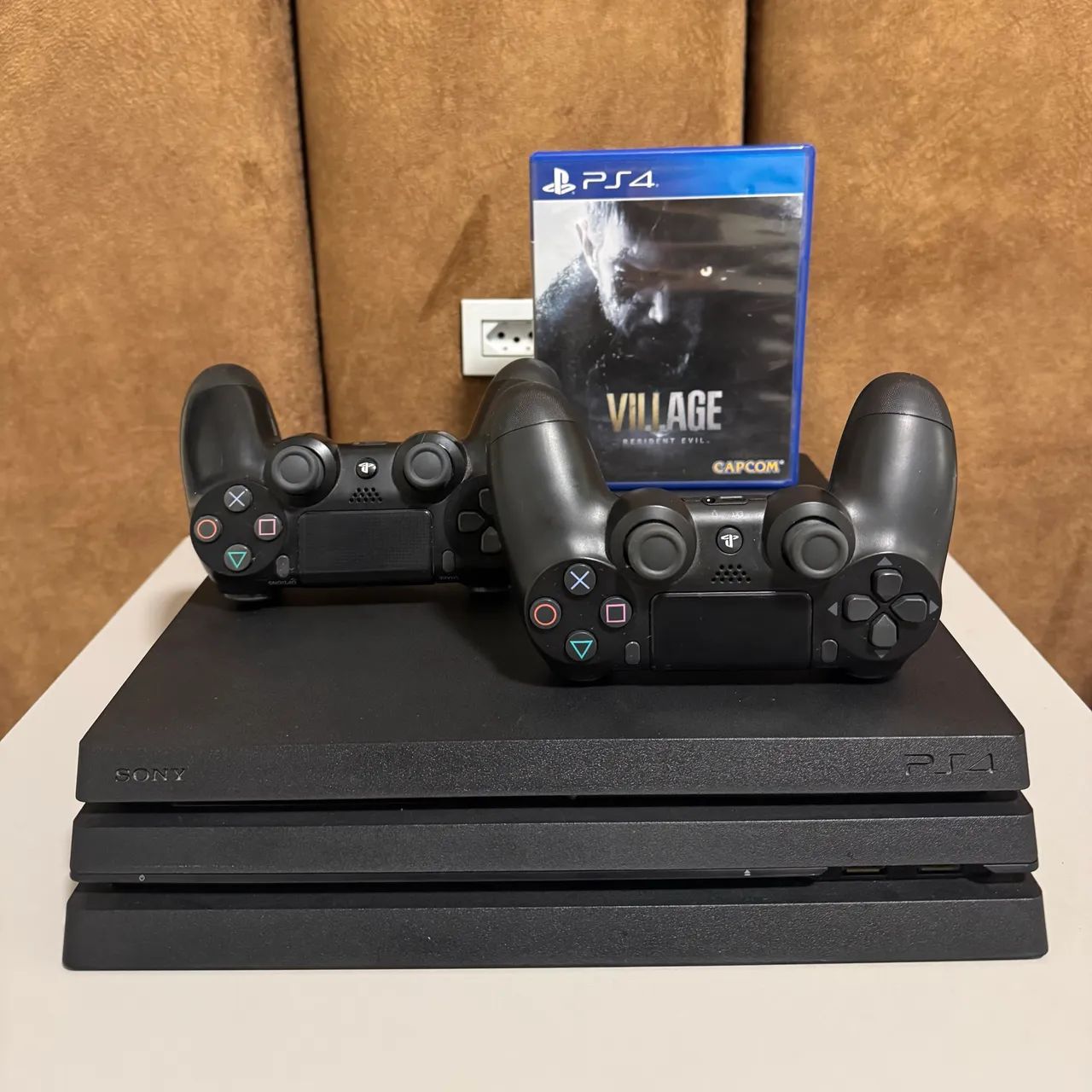 Ps4 Pro 1TB com 2 controles e jogo - Foto 2