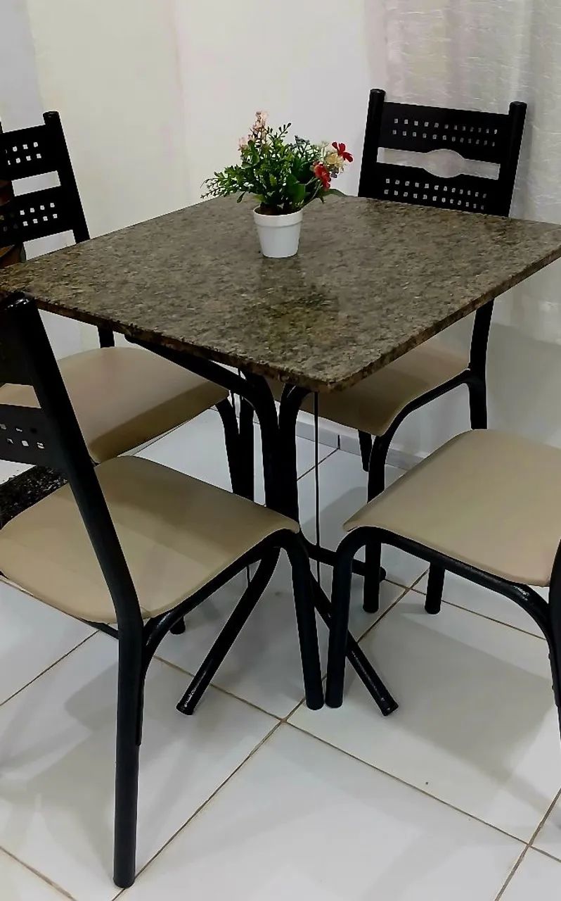 Mesa de Mármore com 4 Cadeiras  - Foto 4