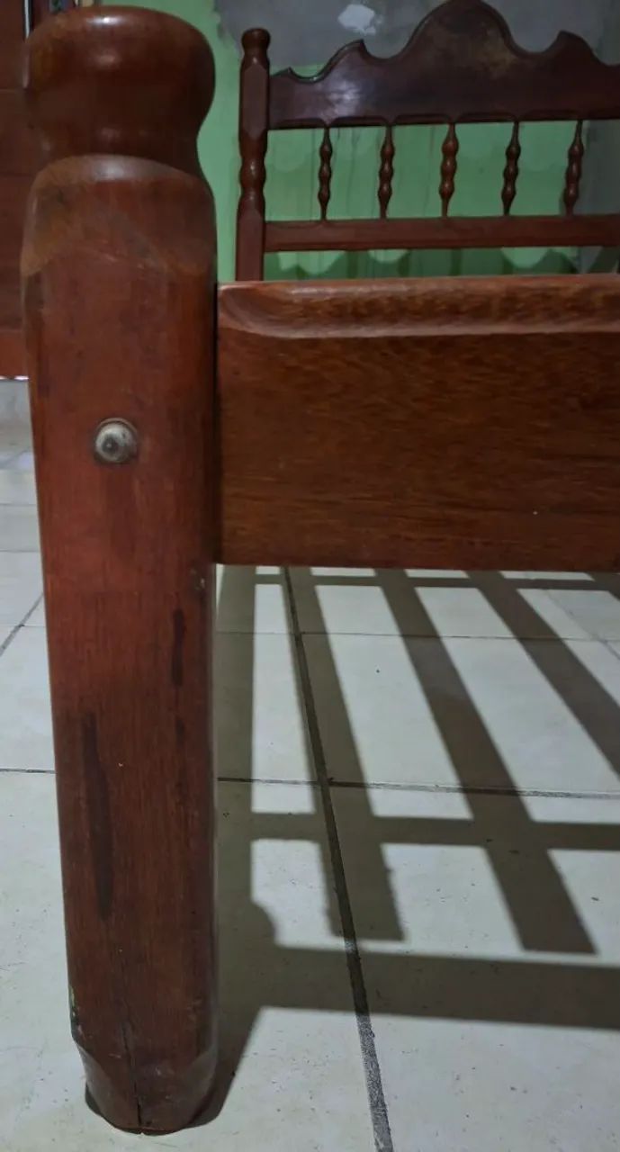 Vendo cama de solteiro madeira de Lei - Foto 3