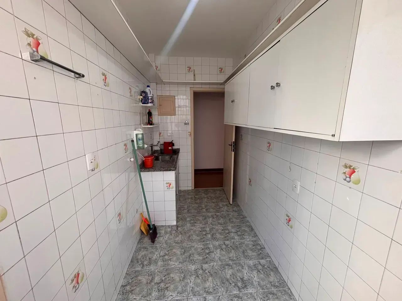 Apartamento no centro da cidade, 2 quartos com dependência, prédio com elevador e portaria - Foto 4