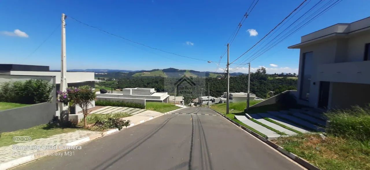 Locação - Casa Térrea em Condomínio em Perdões