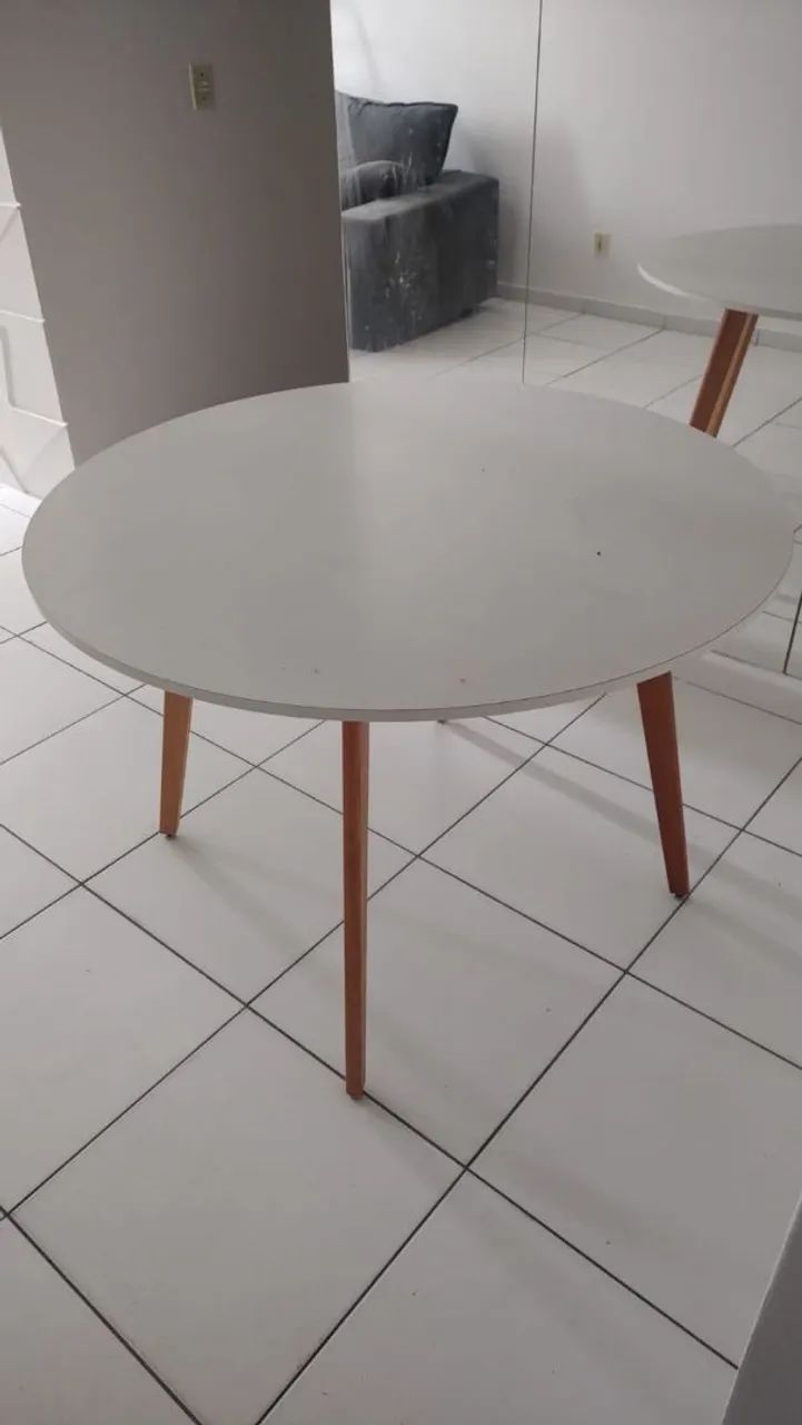 Mesa de jantar em ótimo estado.