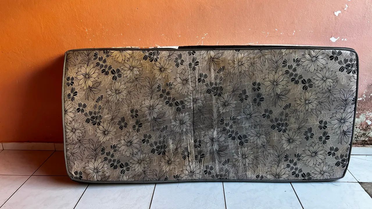 Colchão Floral Usado - Estampa Preta e Bege | Ótimo Preço - Foto 2