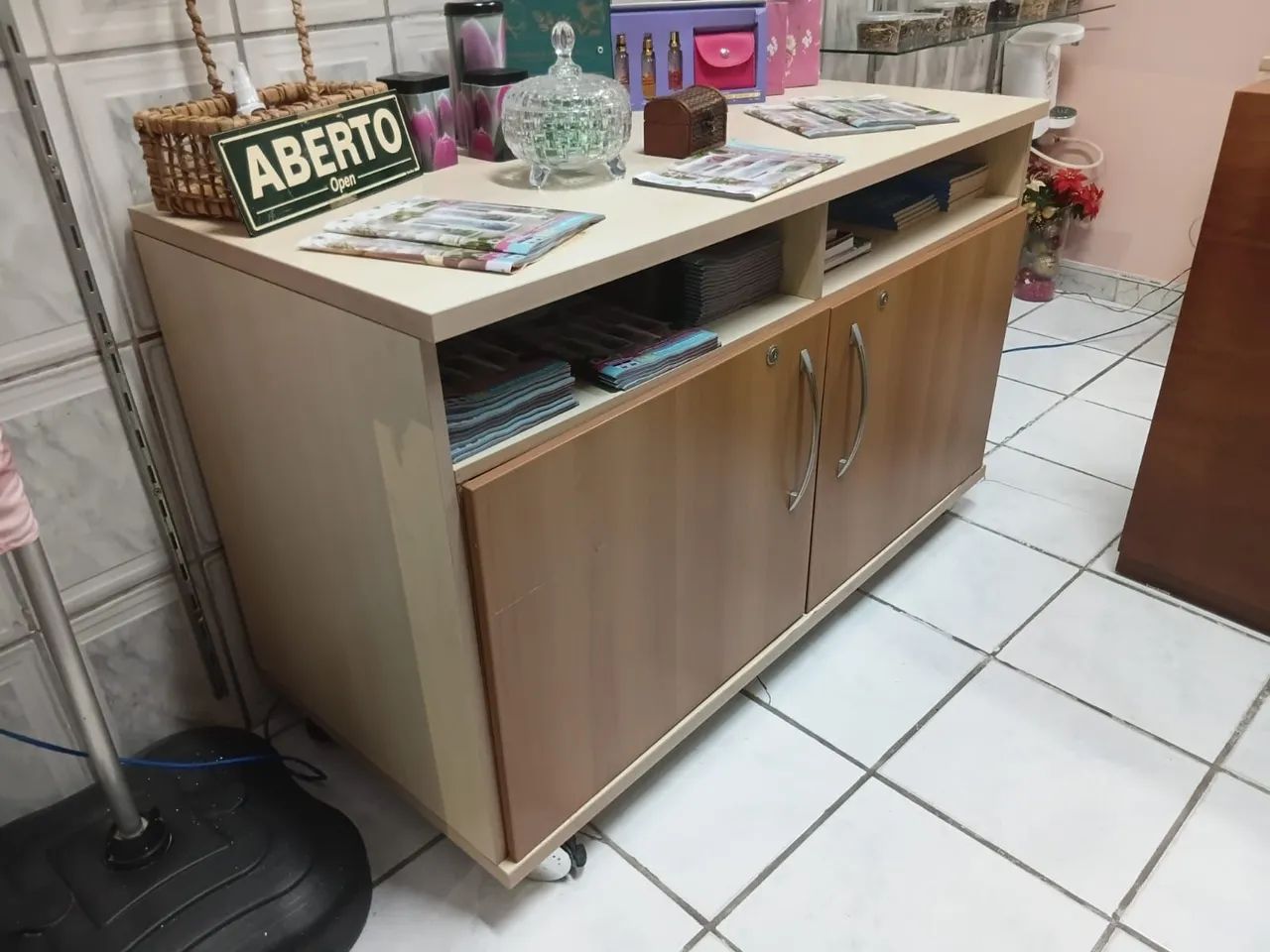 Balcão Criare com 2 Portas, Rodízios e Prateleira Interna