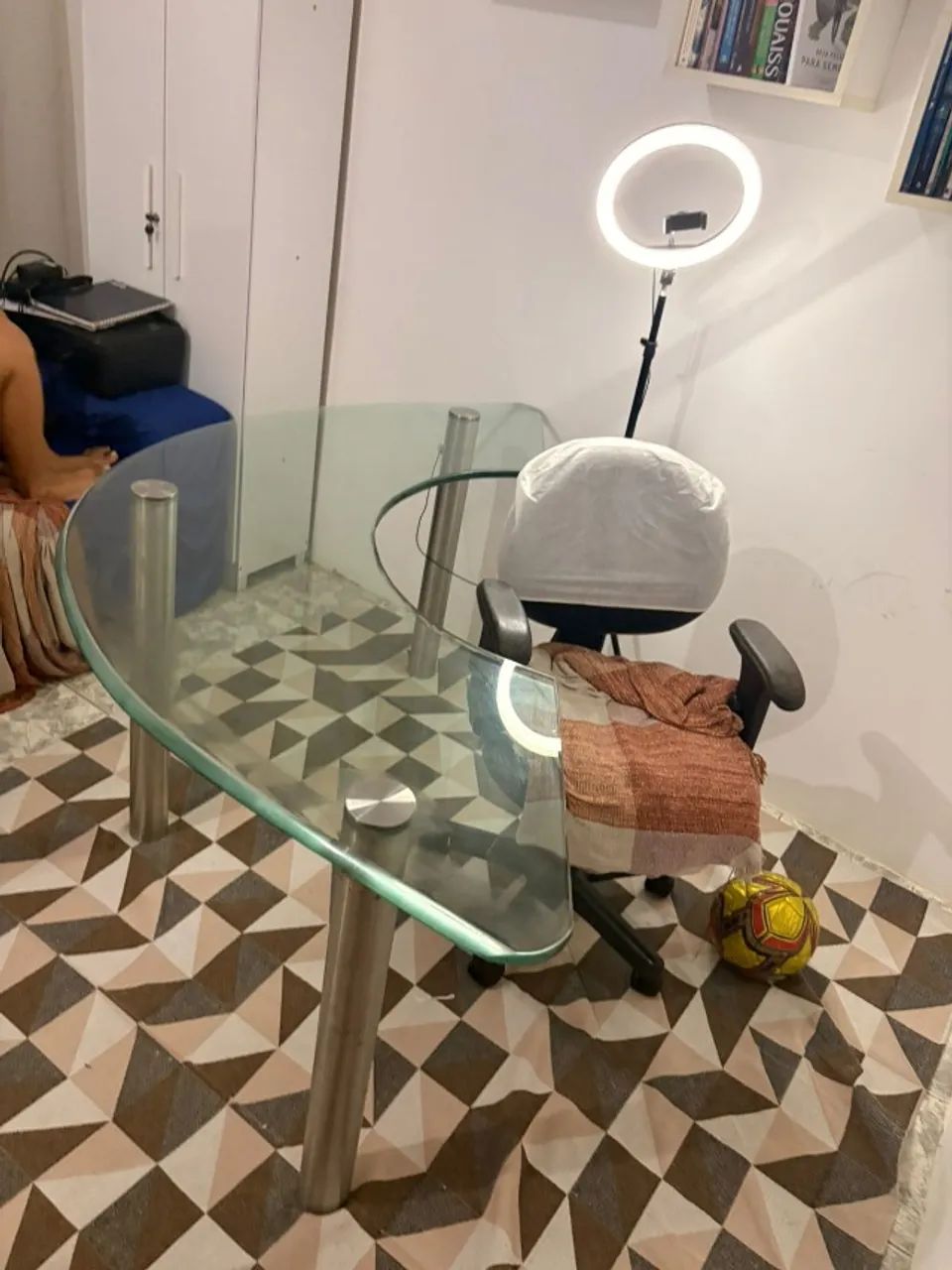 Mesa ideal para escritório. 