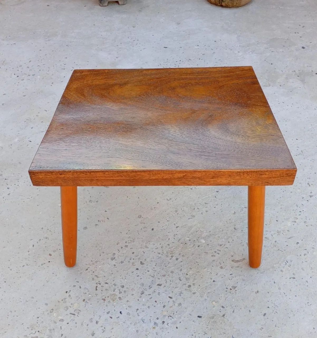 Mesa em madeira retangular 