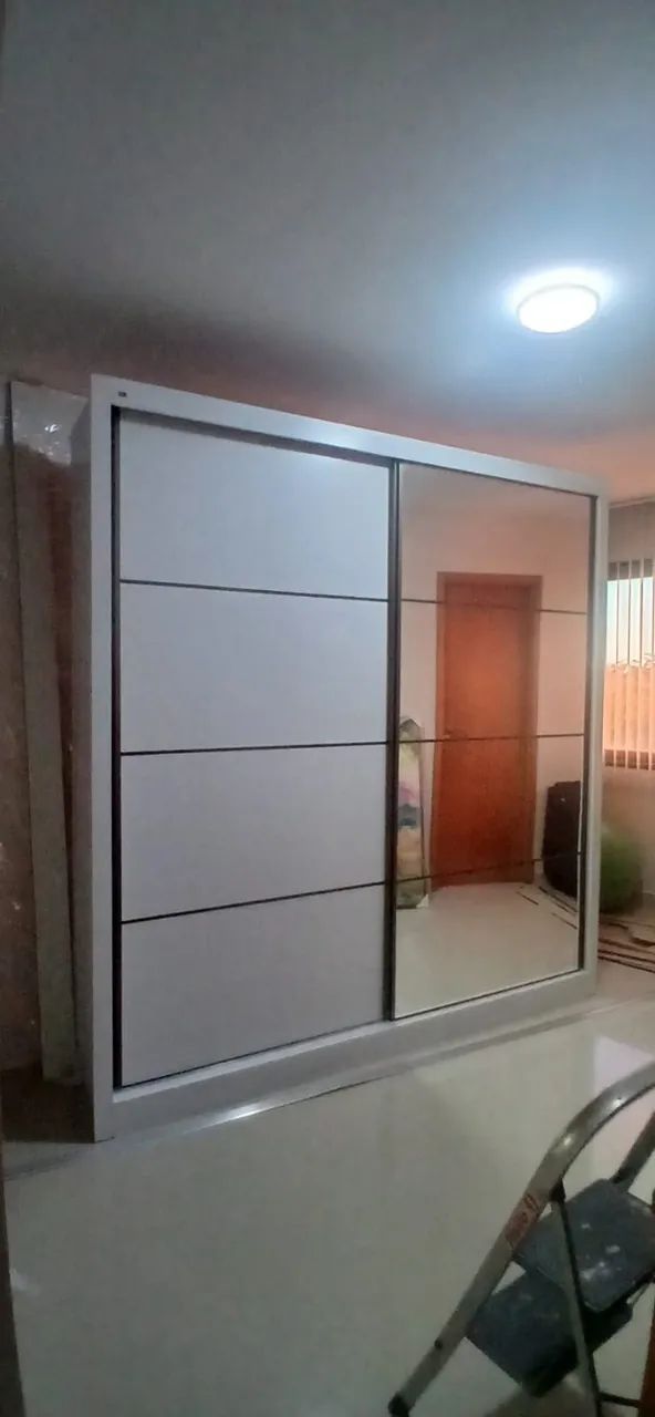 GUARDA-ROUPA COM ESPELHO ESPAÇOSO