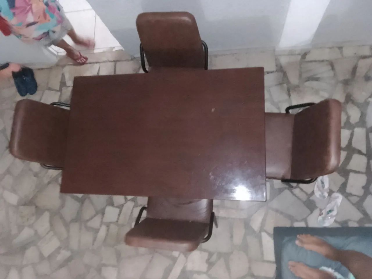 Mesa com quatro cadeiras marrom  - Foto 3