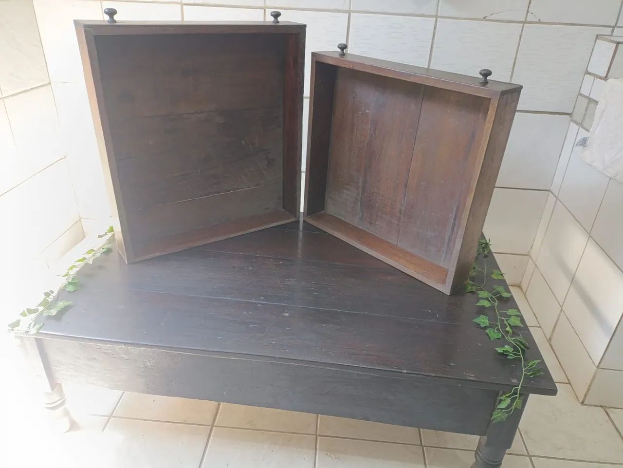 Mesa com duas gavetas de madeira maciça  - Foto 3