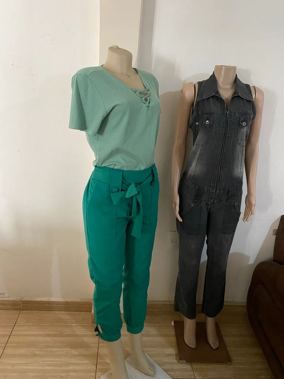 Brechó completo com cabides e araras | 1.000 peças  - Foto 4