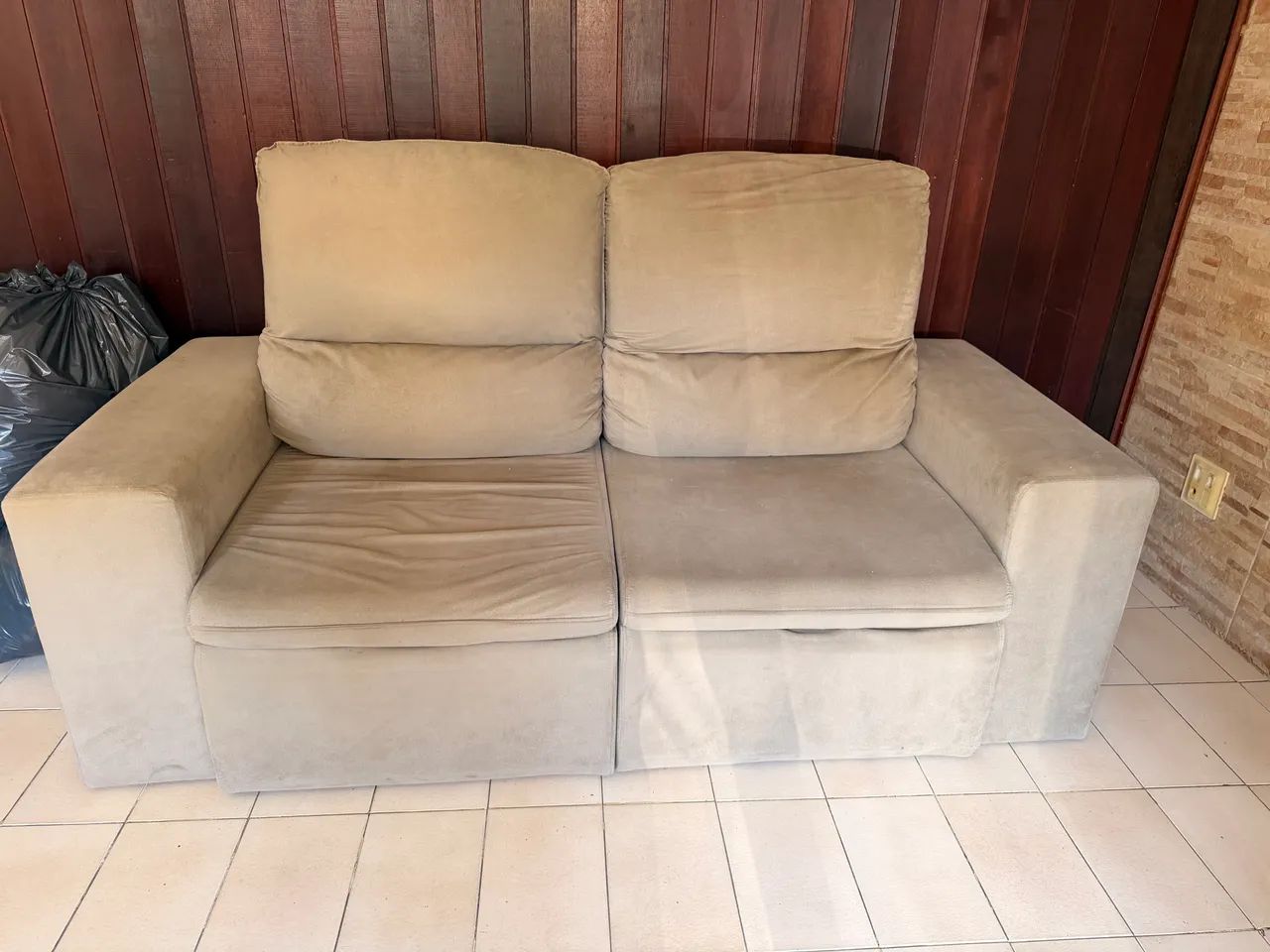 Sofá 2 lugares.