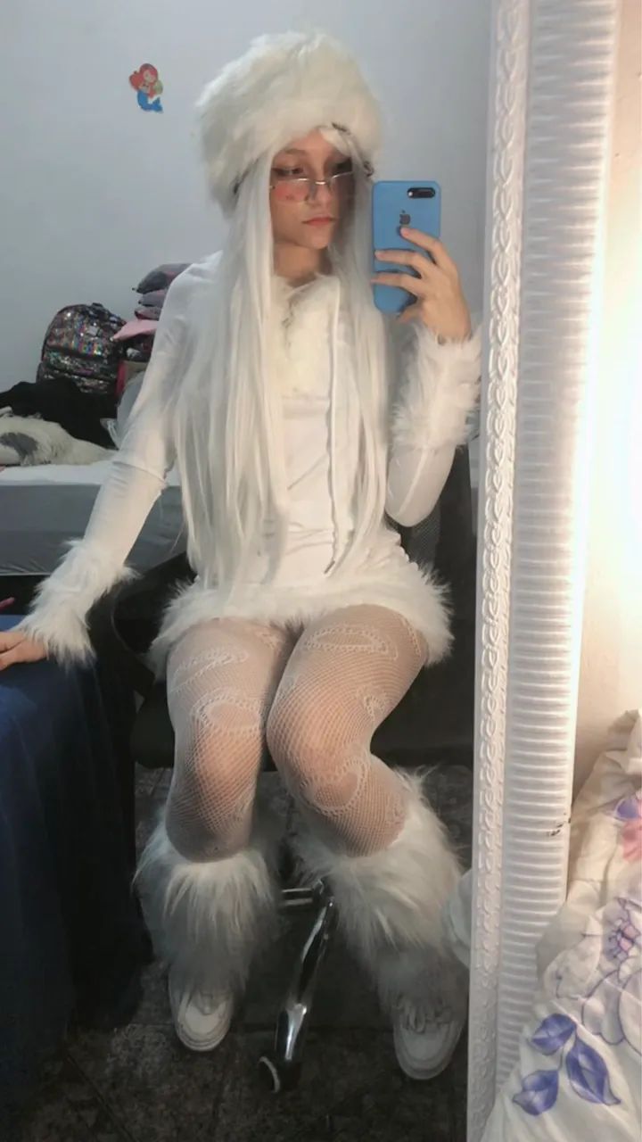 vestido branco y2k com pelinhos