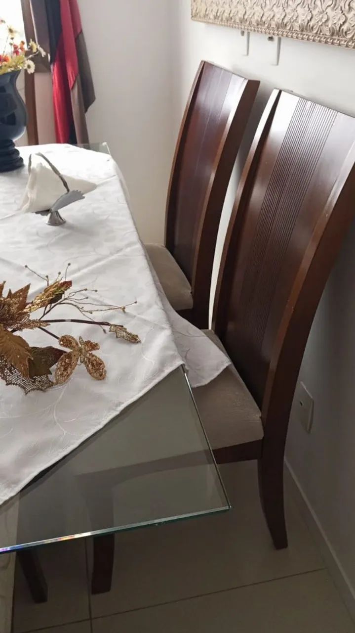 Mesa de jantar madeira e  vidro com 6 cadeiras - Foto 4