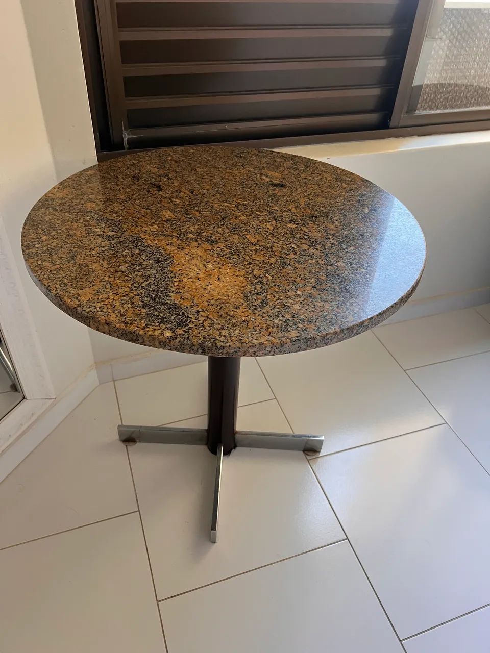 Mesa de apoio em granito com base metálica 