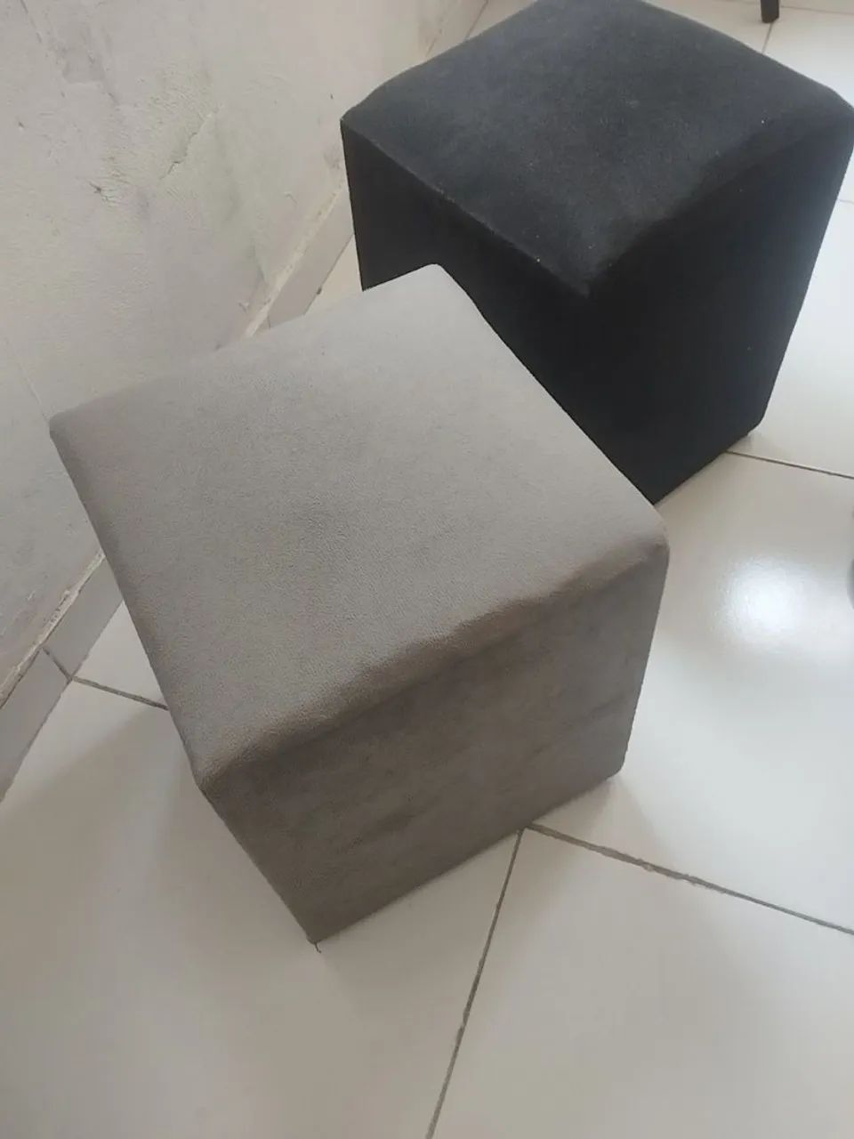 Vendo dois puffs preto e cinza  pra decorar sua sala . * falar com Alana 