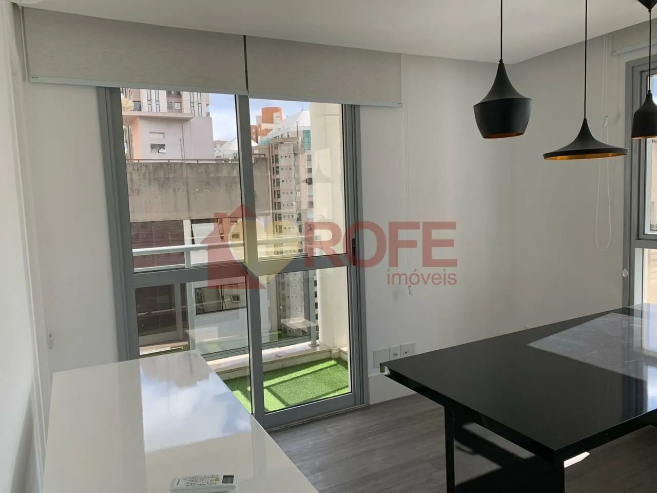SALA COMERCIAL MOBILIADO Á VENDA COM 1 LAVABO ,1 VAGA DE GARAGEM EM MOEMA.