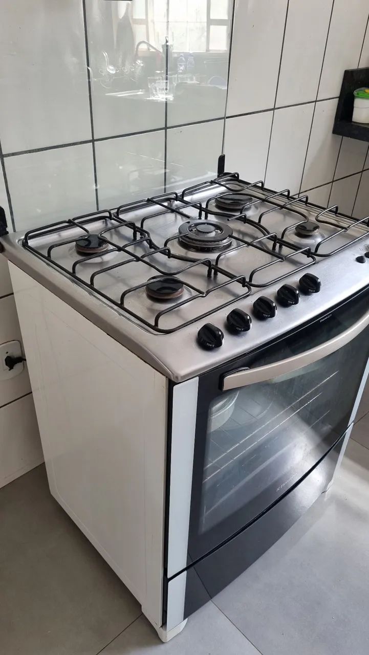 Fogão electrolux 5 bocas.