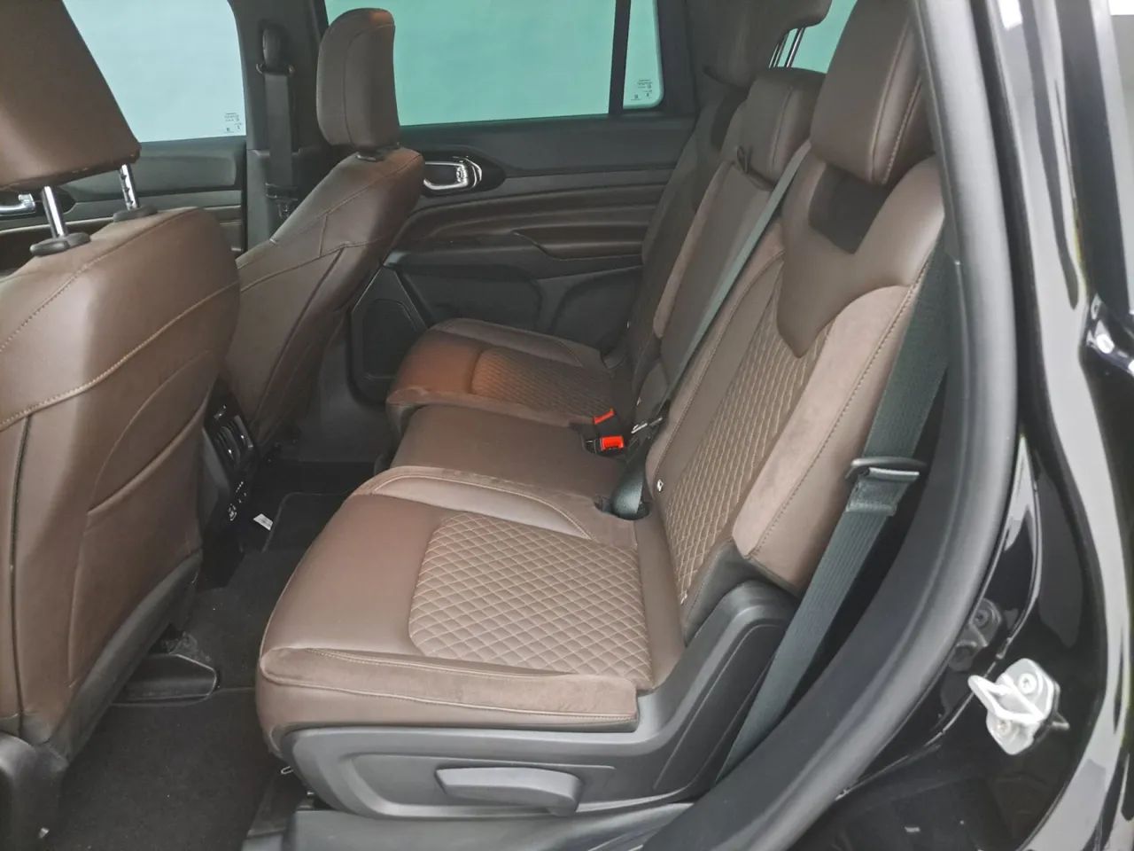 Jeep Commander Overland T270 1.3 TB Flex Aut., foto 17 de 18