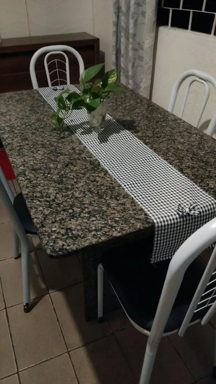 Vendo mesa de mármore com 4 cadeiras! - Foto 2