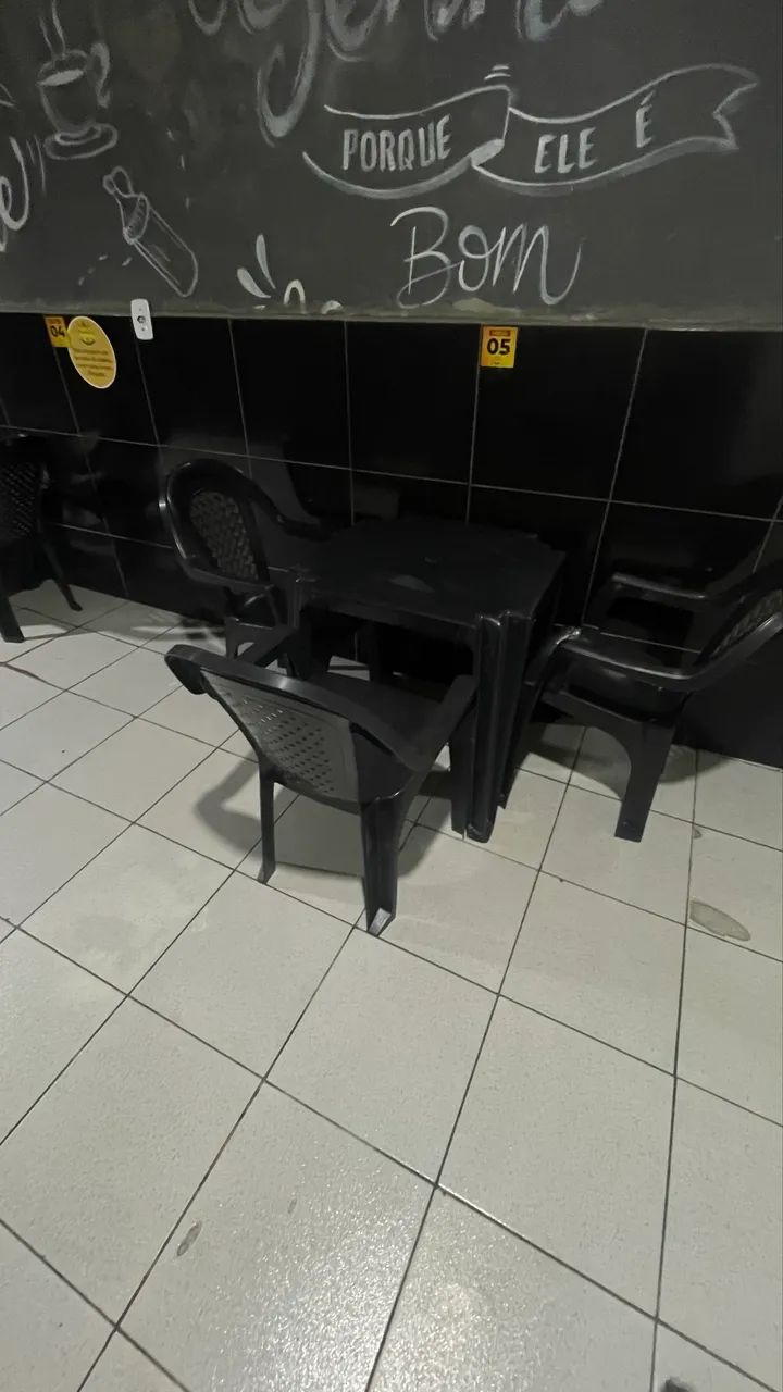 Lote de MESAS E CADEIRAS PLÁSTICA PRETAS