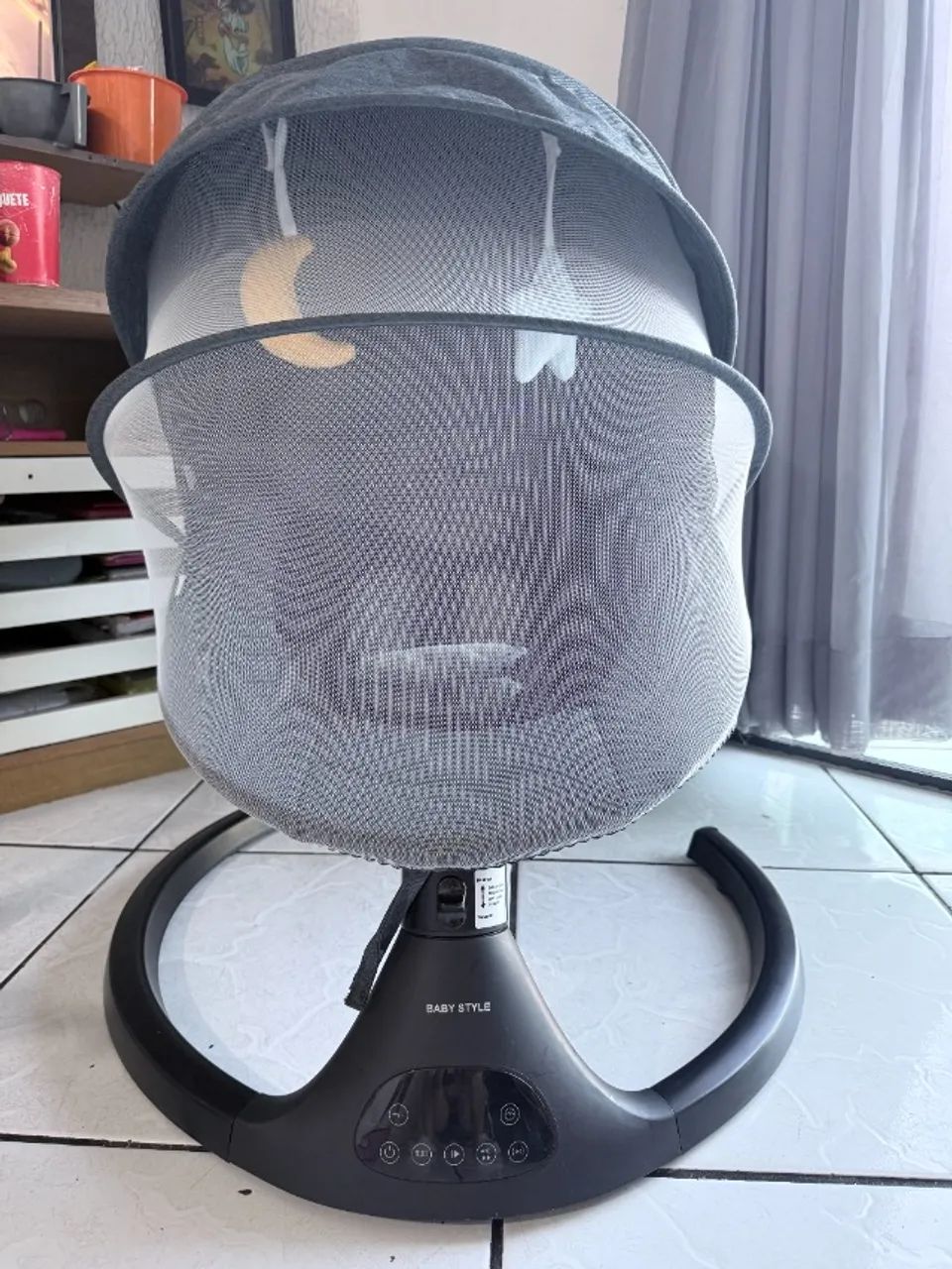 vendo cadeira de balanco automatica c/ controle e mesinha semi nova - Foto 2