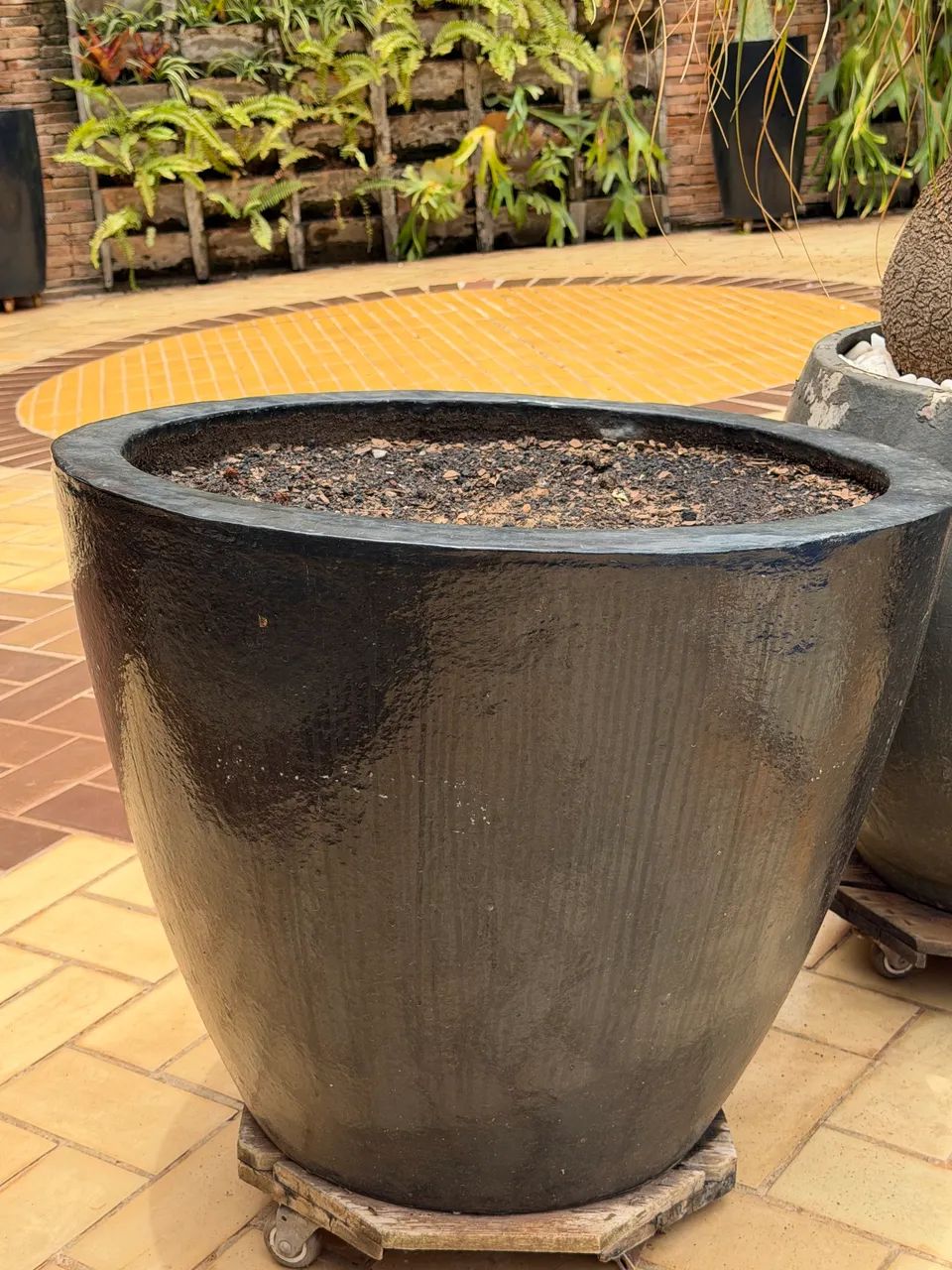 Vaso  ornamental Preto brilhante 70 cm  boca 65 cm de altura  - Foto 3